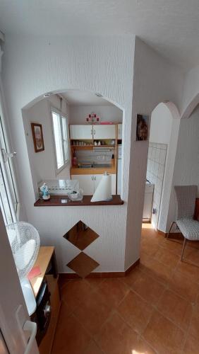 Zimmer mit einer Küche mit einem Tisch und Stühlen in der Unterkunft Apartment Oaza in Rogoznica