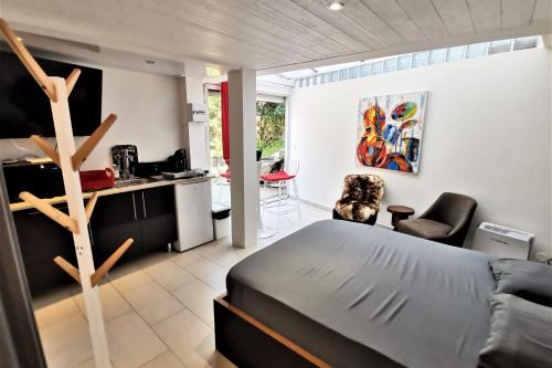 a bedroom with a bed and a table and chairs at Les Terrasses Levantines in Île du Levant