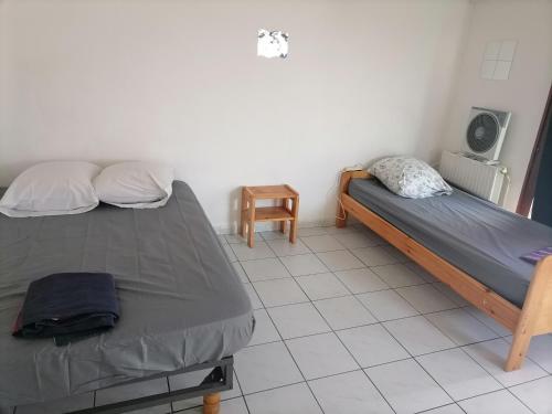 - 2 lits dans une chambre dotée de carrelage dans l'établissement jolie appartement proche du parc des expositions, à Avignon