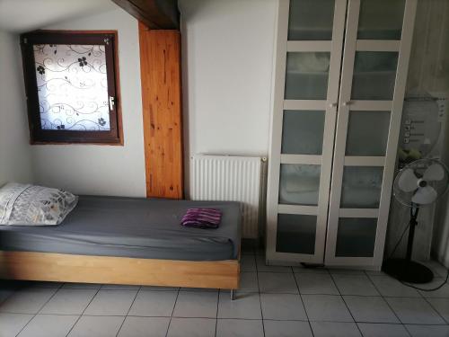 Ένα ή περισσότερα κρεβάτια σε δωμάτιο στο jolie appartement proche du parc des expositions