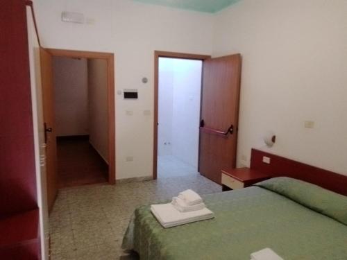 En eller flere senger på et rom på Hotel Calabria
