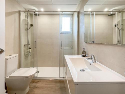 uma casa de banho com um WC, um lavatório e um chuveiro em Luxury Apartment In Marbella em Marbella