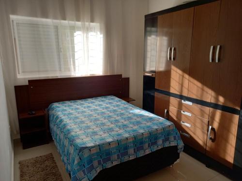 Tempat tidur dalam kamar di Apartamento Turismo 2 quartos em Águas de Lindóia, Natureza!!!!