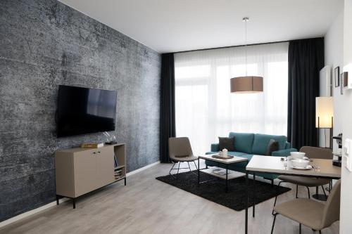 una sala de estar con un sofá y una mesa en PM-AM Apartments GmbH, en Dortmund