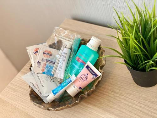 a basket of toiletries on a table next to a plant at Enks Home Bed & Breakfast in Bakum