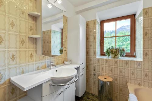 EmbachにあるFerienhaus Auwieseのバスルーム(白い洗面台、窓付)