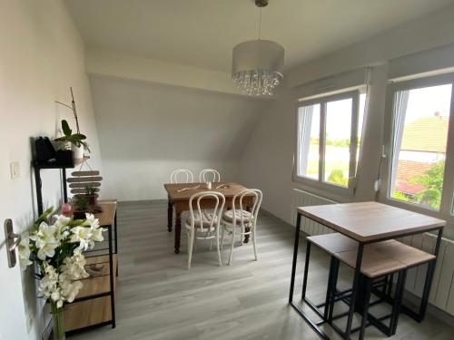 un salon avec une table et des chaises de salle à manger dans l'établissement Au paradis d’Alsace 55 m2 nature & relax, à Ingwiller