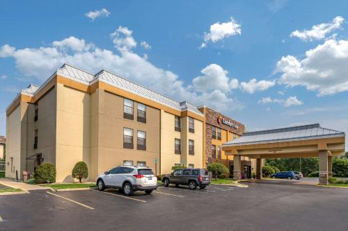 a hotel with two cars parked in a parking lot at Comfort Inn Wings Stadium in Kalamazoo