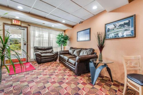 a waiting room with a leather couch and chairs at Econo Lodge in Mechanicsburg