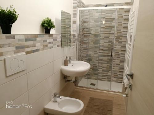 uma casa de banho com um lavatório, um WC e um chuveiro em Casa Viorica 2 em Ancona