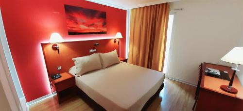 Säng eller sängar i ett rum på Hotel Cabañas