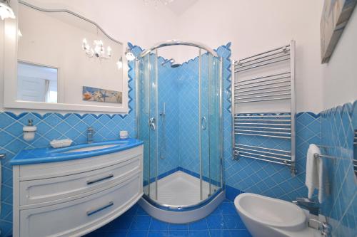 Et badeværelse på Queen Suite - Luxury Rooms