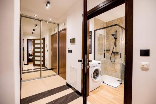 La salle de bains est pourvue d'un lave-linge et d'un sèche-linge. dans l'établissement Apartament Wenecja, à Zakopane