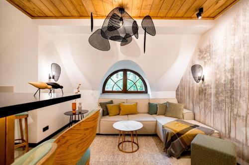 - un salon avec un canapé et une table dans l'établissement Apartament Wenecja, à Zakopane