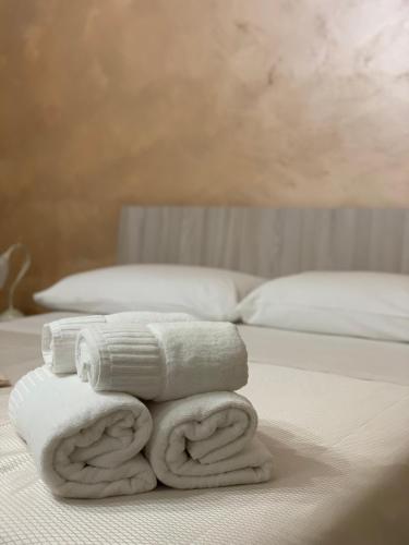 a pile of towels sitting on top of a bed at Le Stanze della Braceria Calabrese in Scilla