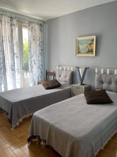 une chambre avec deux lits et une fenêtre dans l'établissement Montagne d'Alaric, à Moux