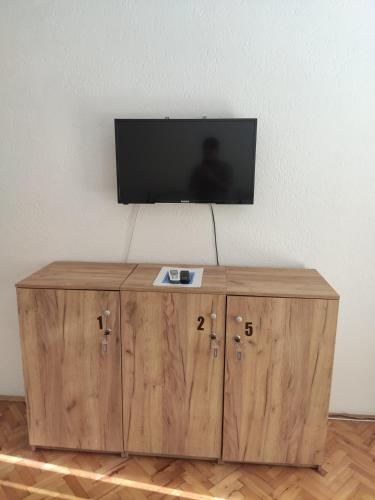 Hostel and Apartments Prilepにあるテレビまたはエンターテインメントセンター