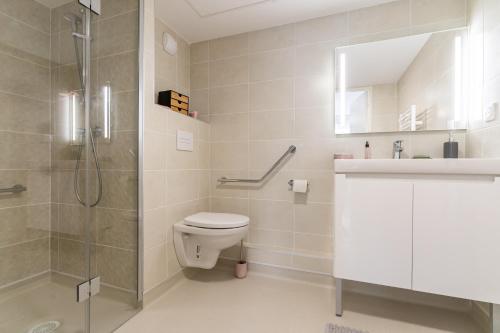 une salle de bain avec toilettes, lavabo et douche dans l'établissement Résidence de Marseille Valmante, à Marseille