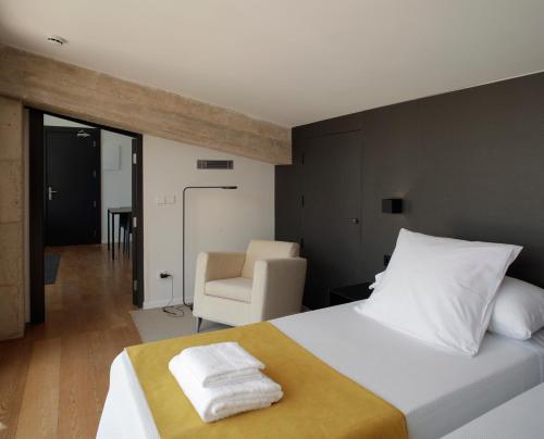 a bedroom with a bed and a chair at Fetén in Valencia