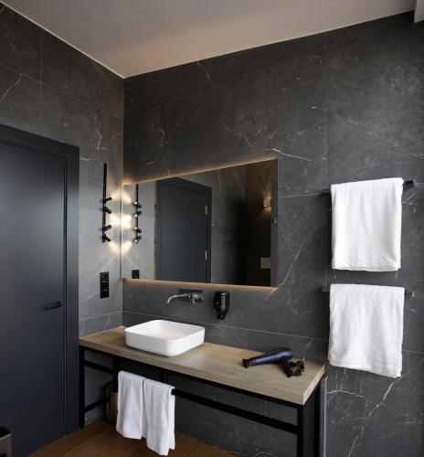 a bathroom with a sink and a mirror at Fetén in Valencia