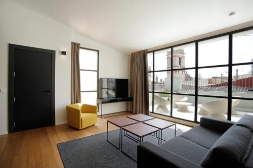 a living room with a couch and a table at Fetén in Valencia