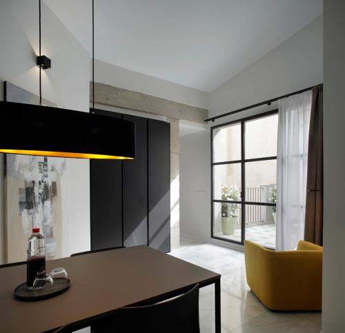 a dining room with a table and a yellow chair at Fetén in Valencia