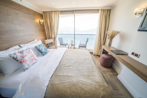 Säng eller sängar i ett rum på Aurasia Beach Hotel