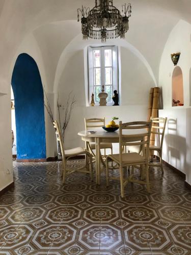 A seating area at Casa Relax, un uliveto sul mare.