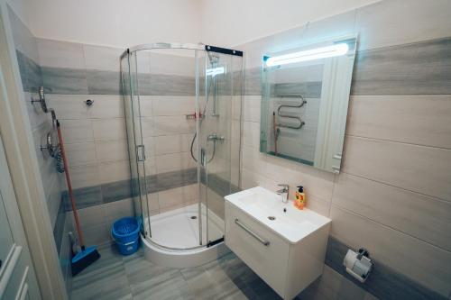 烏日霍羅德的住宿－Wonderful flat on city center (10)，带淋浴、卫生间和盥洗盆的浴室