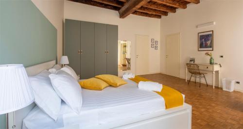 Ein Bett oder Betten in einem Zimmer der Unterkunft Charming JOIVY Flat Next to Duomo di Como