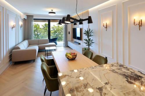 Marena - Trees to Seas Luxury Escape