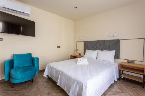 Una cama o camas en una habitación de Leone Suites