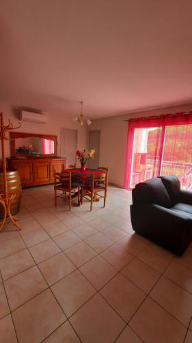 un salon avec un canapé et une table dans l'établissement Lenga doc, à Prades-sur-Vernazobre