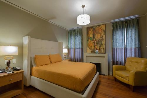 Säng eller sängar i ett rum på The Campbell Hotel
