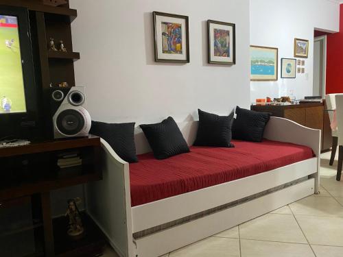 Televiisor ja/või meelelahutuskeskus majutusasutuses Apto Varanda Gourmet frente ao mar com Wi-Fi