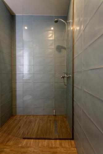 Un baño de Leone Suites