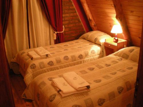 um quarto com duas camas num camarote em Patagonia Encantada by DECK em Esquel