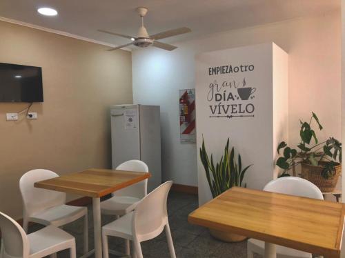 費德拉西翁的住宿－Residencia del Norte，用餐室配有2张桌子和白色椅子