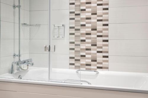 Ein Badezimmer in der Unterkunft Leonardo Hotel Chester