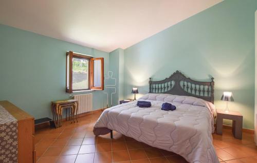 Appartamenti Villa Ortensia في Alvignano: غرفة نوم بسرير كبير وجدران زرقاء