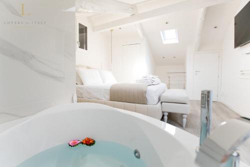 Gallery image of LOVERSINITALY Romantic Apartments - Altana and Jacuzzi in Venice