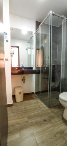 a bathroom with a glass shower and a toilet at HOTEL LA VIEJA SARA RIOHACHA in Ríohacha