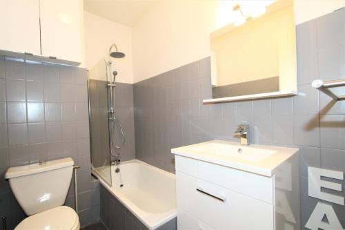 La salle de bains est pourvue de toilettes, d'un lavabo et d'une baignoire. dans l'établissement Studio vue mer, à Canet