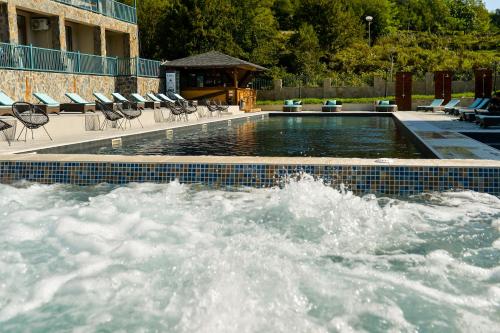 สระว่ายน้ำที่อยู่ใกล้ ๆ หรือใน Tskaltubo Epic Hotel & Spa
