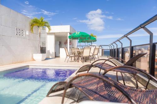 un balcón con sillas y una piscina en un edificio en Hotel Nacional Inn Rio Copacabana en Río de Janeiro