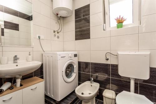 Bilik mandi di Apartment With A Private Swimming Pool, Garden & BBQ