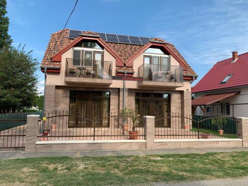 a house with solar panels on the roof at Mediterán Fedett Medencés Apartmanház in Szántód