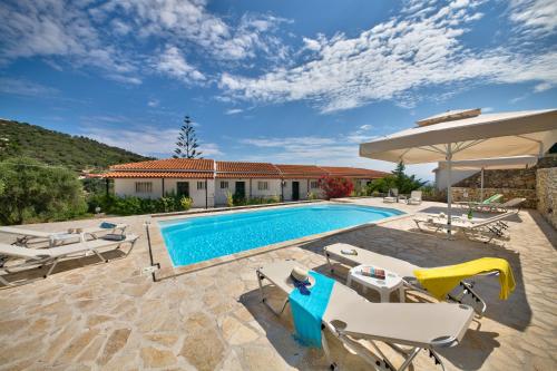 una villa con piscina y una casa en Theodora Apartments - Paxos, en Gáios