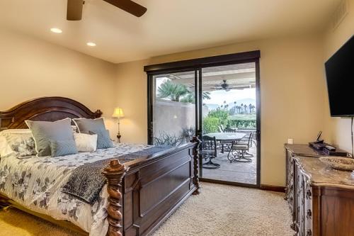 Un dormitorio con una cama y una puerta corrediza de vidrio. en Escape to Luxury at PGA West Permit# 67092, en La Quinta