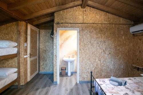 Habitación con lavabo y habitación con 2 camas en B & B Le Casette sull'albero di Villa Alba, en Messina